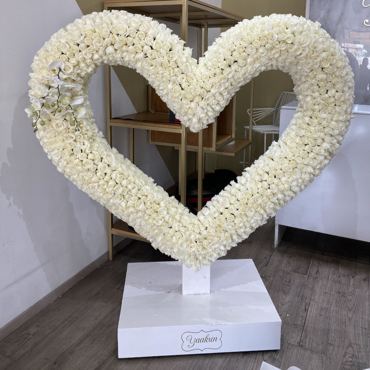 Escultura de silueta de corazon de 1700 rosas blancas con orquidea palenosis