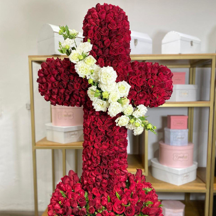Escultura el forma de cruz con 900 rosas y lisianthus blanco