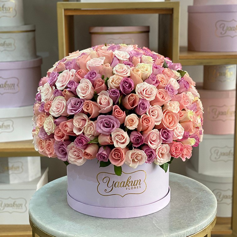 Esfera de 350 rosas en tono pastel en caja circular lila
