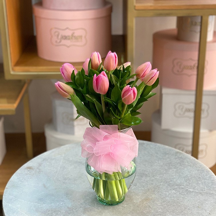 Florero con 10 tulipanes rosas