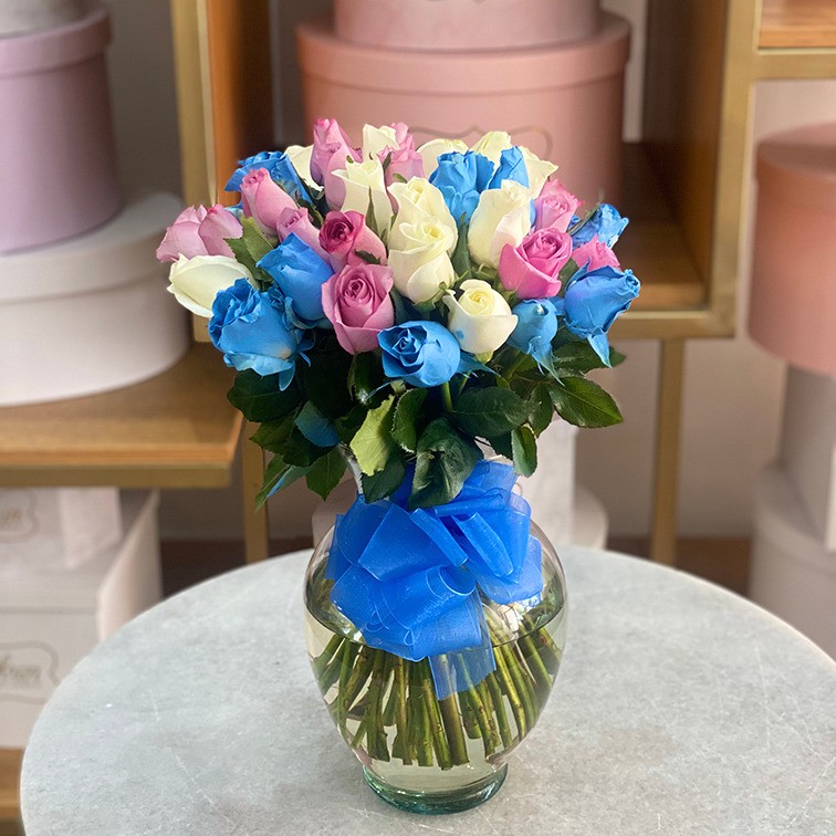 Florero con 36 rosas lila , blanco y azul