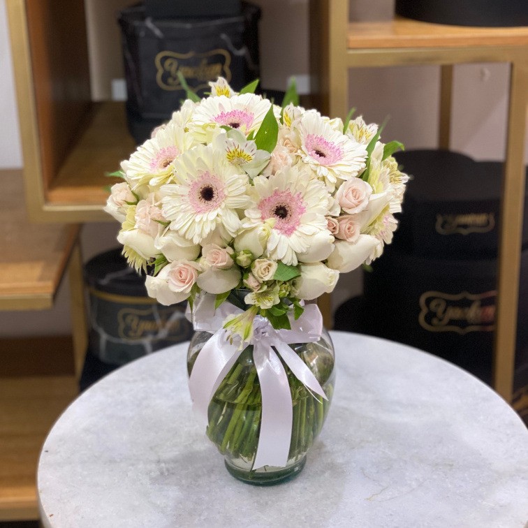 Florero con 50 rosas blancas , gerberas y alstromeria blanca