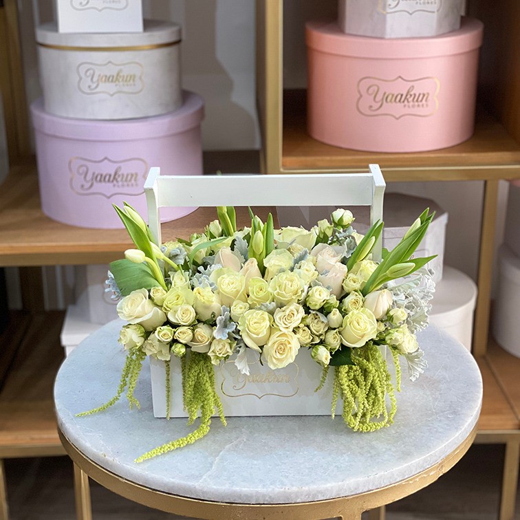 Flores finas en caja tipo canasta mini yaakun jardinera amor puro