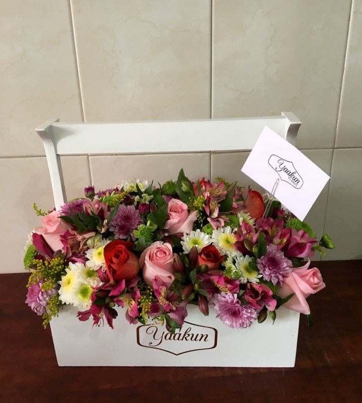 Flores en caja tipo canasta jardinera yaakun primaveral - Yaakun Flores