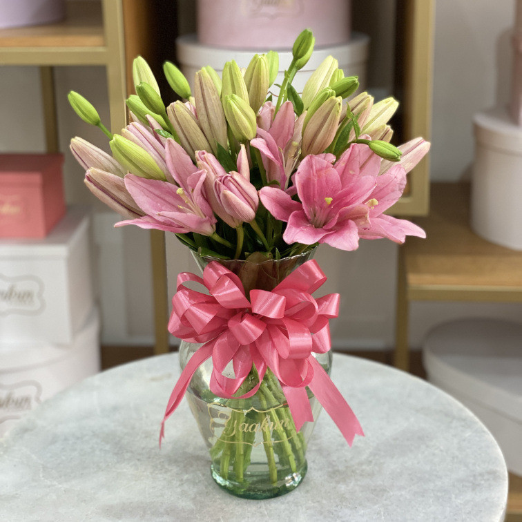 Jarrón de lilis rositas con moño