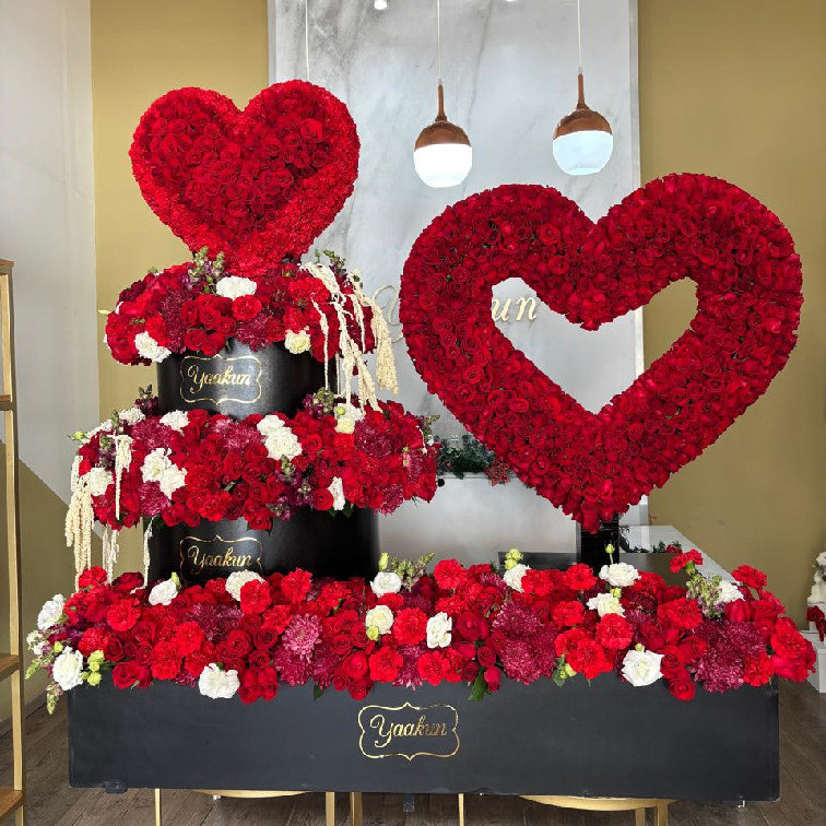 Maxi arreglo dúo corazón en tonos rojos y toques blancos