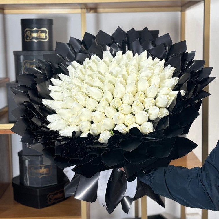 MAXI BOUQUET CON 100 ROSAS BLANCAS ELEGANCE