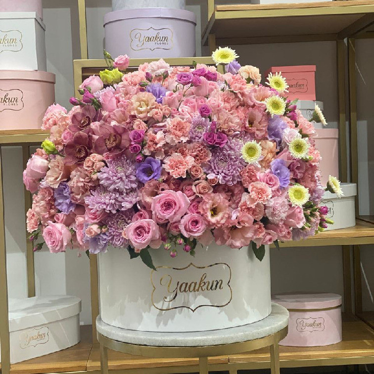 Maxi caja blanca media esfera con 350 rosas, roxanas, lisianthus, baby rose, orquídeas y gerberas