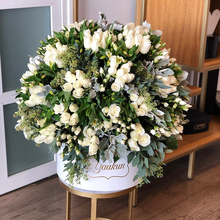 Maxi caja circular blanca con 300 rosas blancas alstromerias y follajes