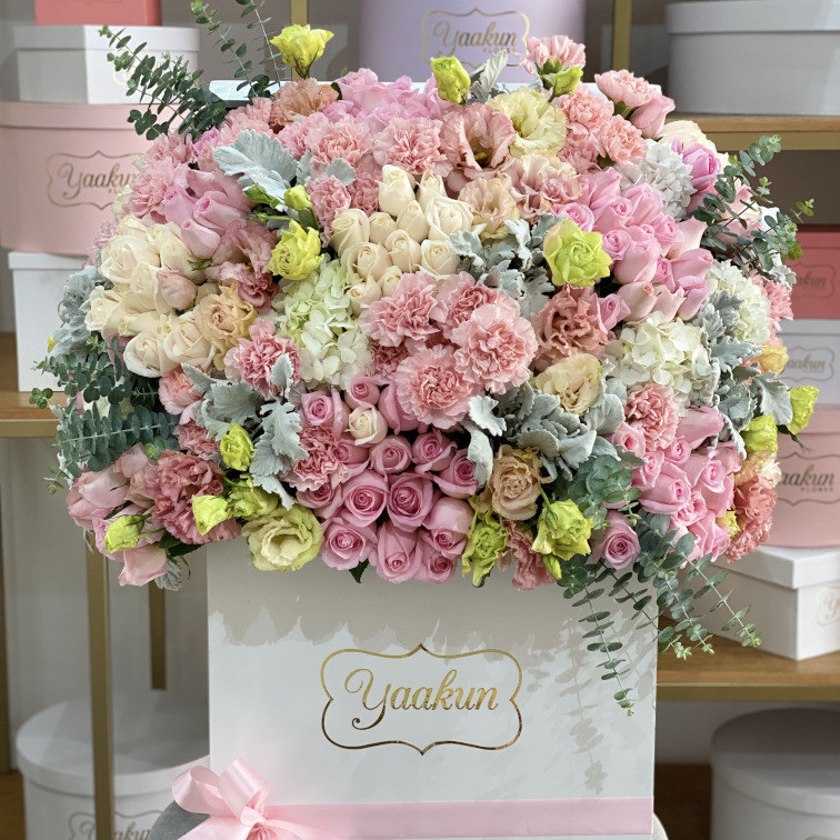 Maxi caja cuadrada blanca con 250 rosas, clavel, lisianthus y micro dólar rosa