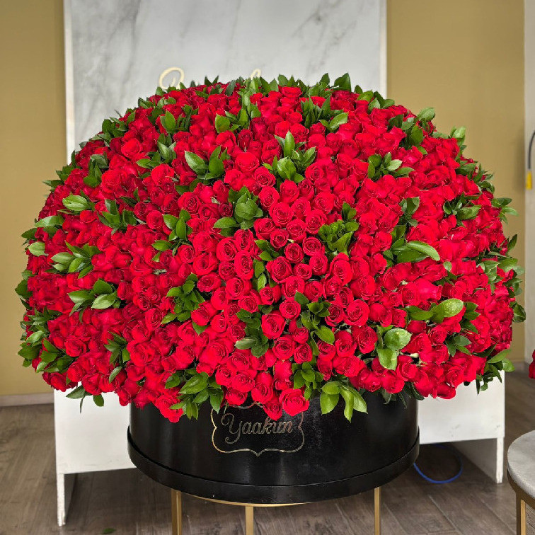 Maxi caja negra esfera de 1700 rosas rojas con ruscus