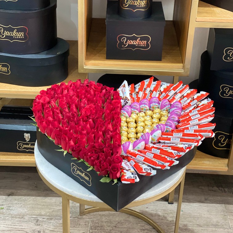 MAXI CORAZÓN EN CAJA NEGRA CON 150 ROSAS ROJAS Y SURTIDO KÍNDER