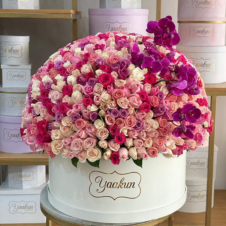 Maxi esfera en caja circular blanca con 1000 rosas y orquídeas magenta