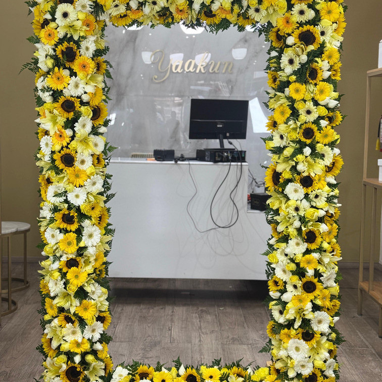 Maxi marco floral con gerbera, girasol, 400 rosas y follajes