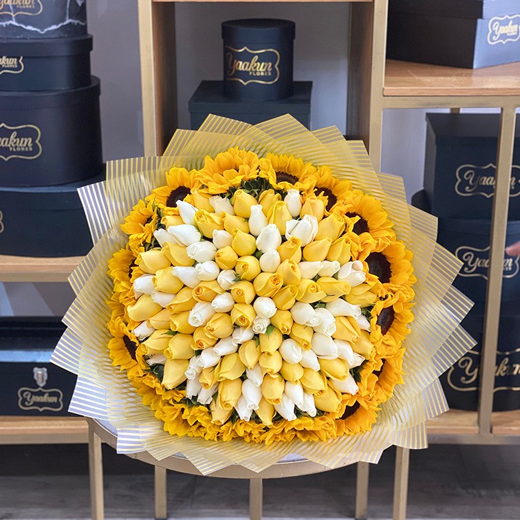 Maxi ramo de 100 rosa amarillas y blancas con contorno de girasol en papeles coreanos
