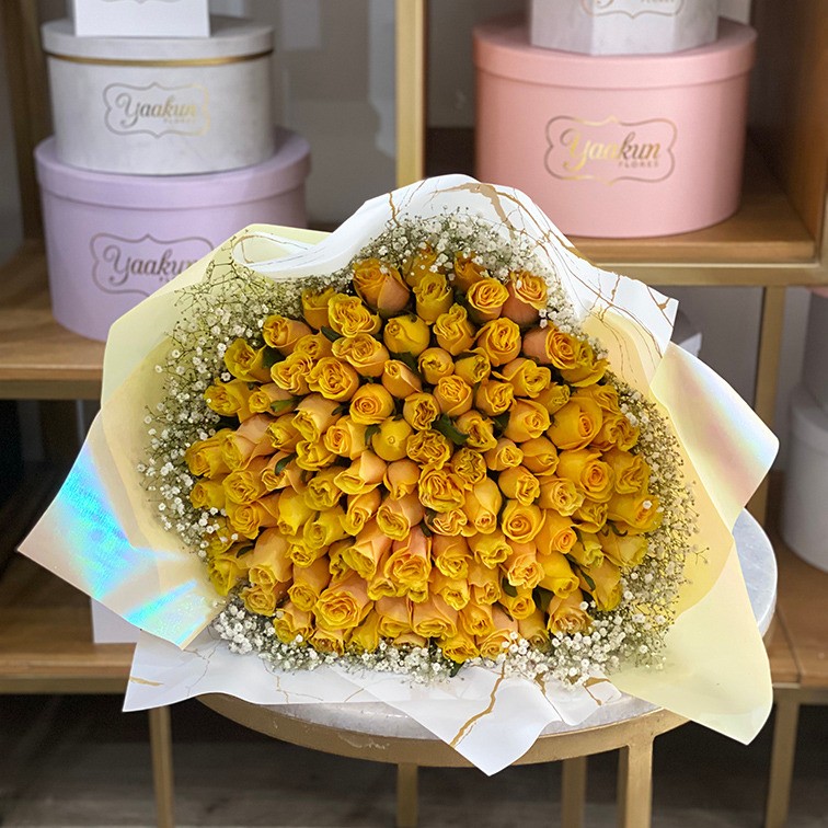 Maxi ramo de 100 rosas amarillas con gypso y pepel coreano