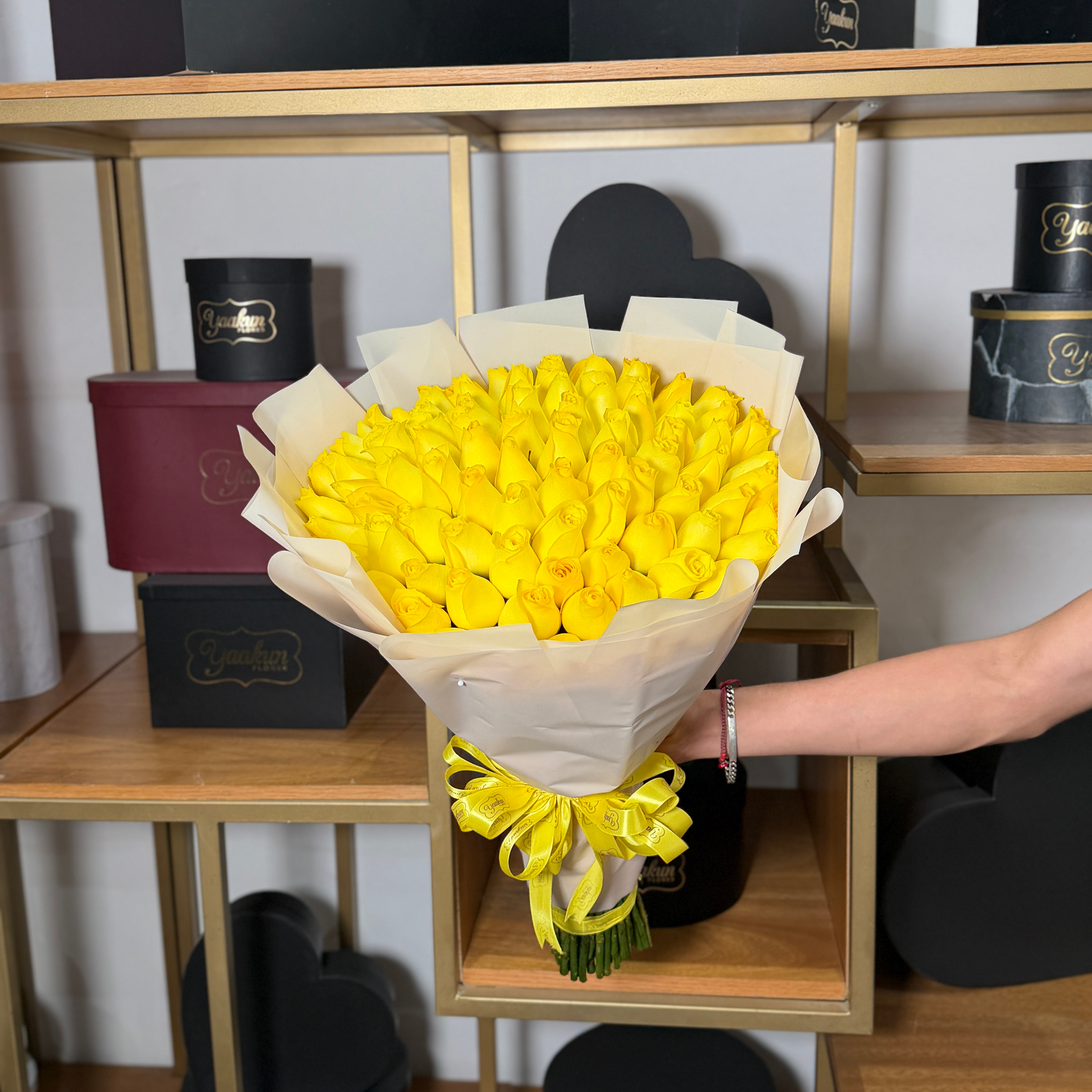 Maxi ramo de 100 rosas amarillas con papel coreano