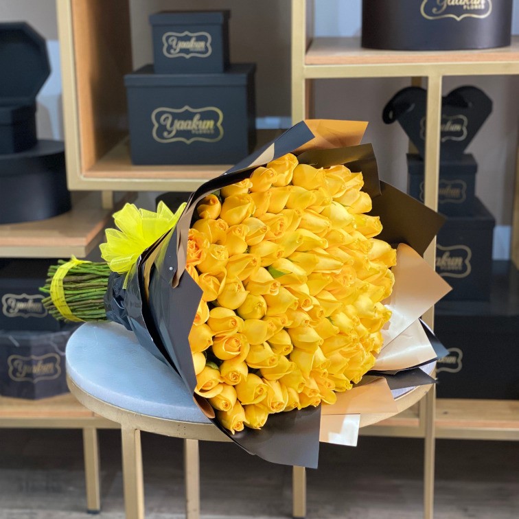 Maxi ramo de 100 rosas amarillas con papel coreano