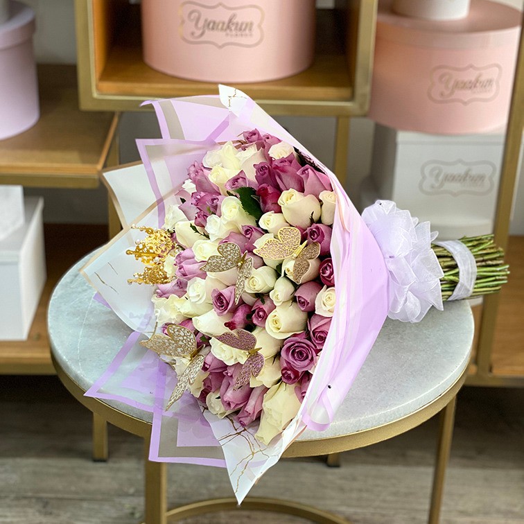 MAXI RAMO DE 100 ROSAS BLANCAS Y LILAS CON 4 MARIPOSAS Y CORONITA EN PAPEL COREANO