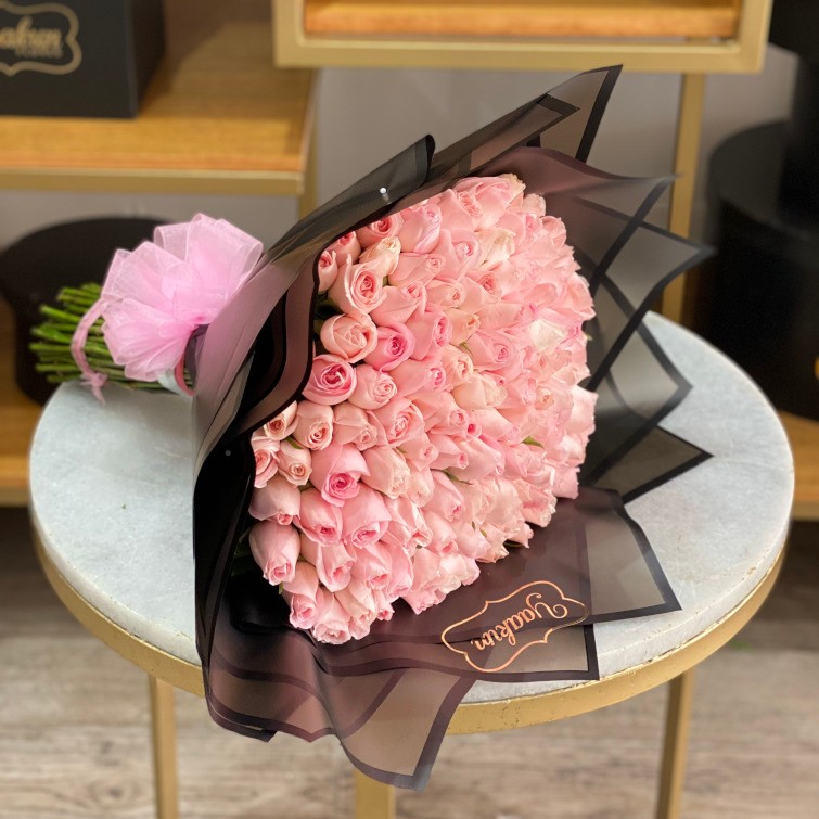 MAXI RAMO DE 100 ROSAS DOLOMÍ CON PAPEL CELOFÁN