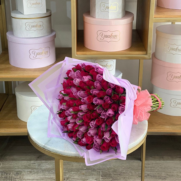 Maxi ramo de 100 rosas lila y fucsia con papel coreano