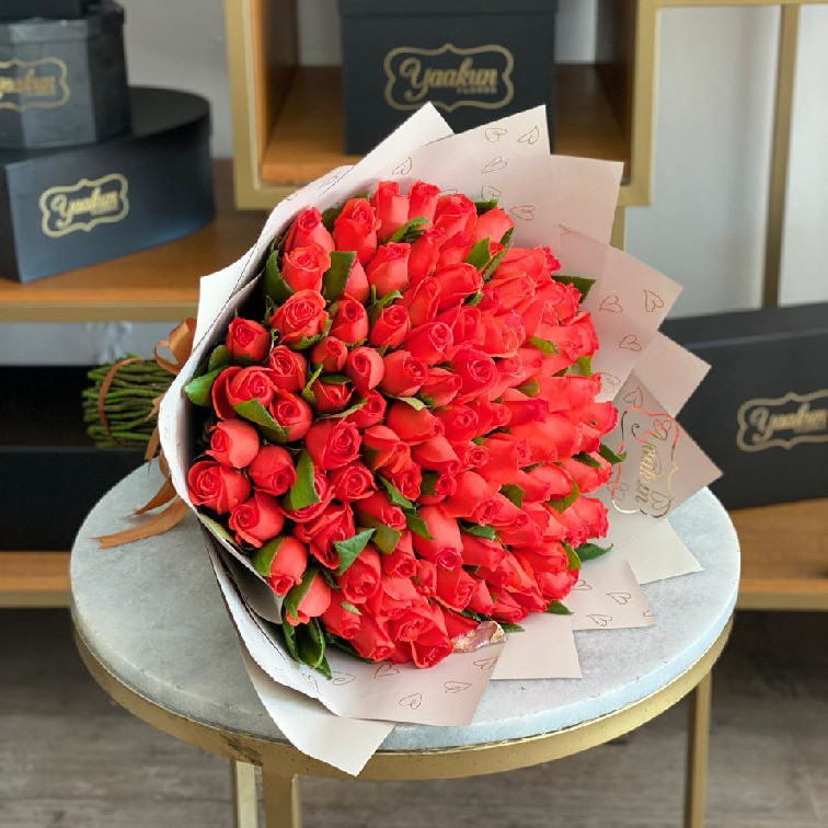 Maxi ramo de 100 rosas naranjas con papel coreano