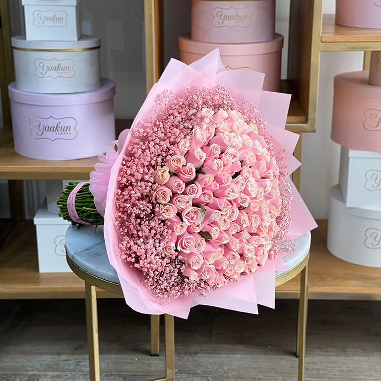 Maxi ramo de 100 rosas pink con gypso rosita y papel celofán
