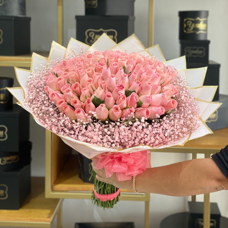 MAXI RAMO DE 100 ROSAS PINK CON GYPSO ROSITA Y PAPEL CELOFÁN