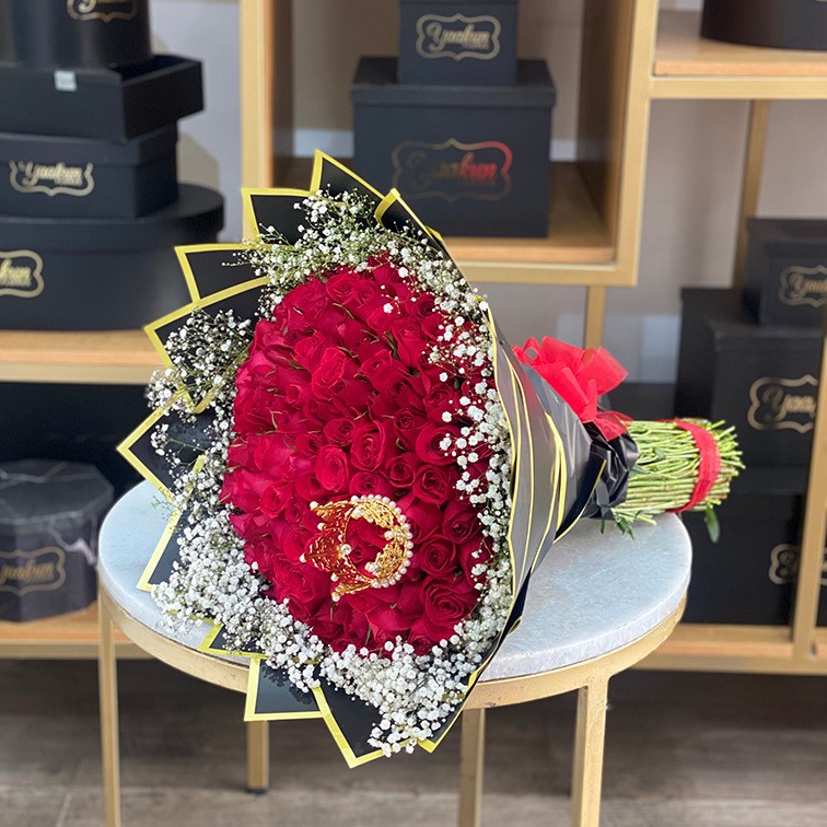 Maxi ramo de 100 rosas rojas queen con gypso