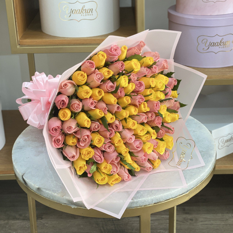 MAXI RAMO DE 100 ROSAS ROSITAS Y AMARILLAS CON PAPELES CELOFAN