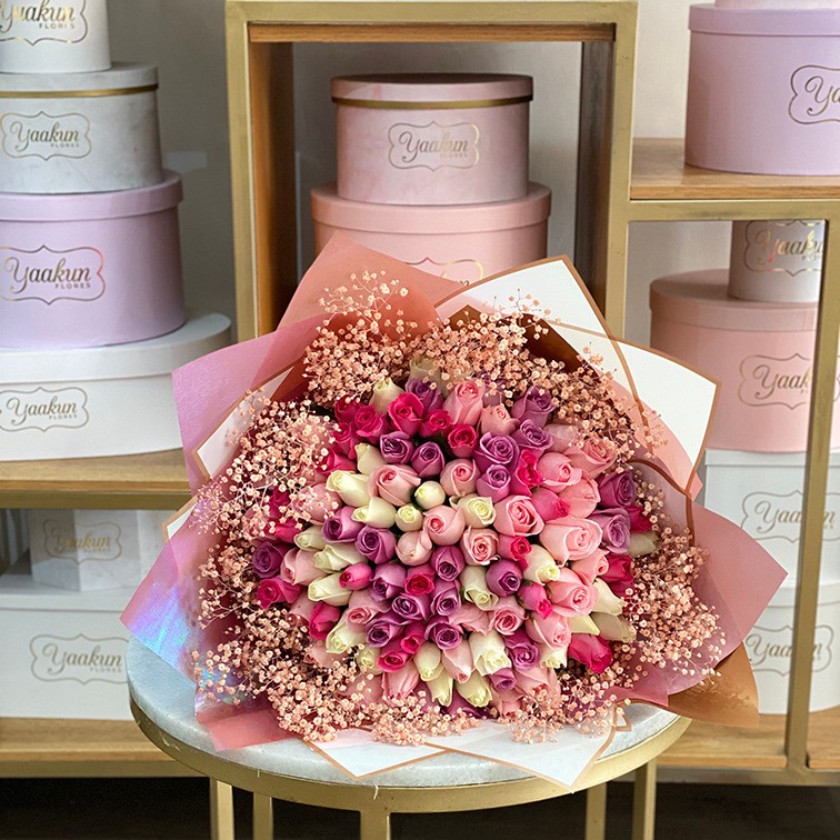 MAXI RAMO DE 100 ROSAS TE QUIERO CON GYPSO ROSITA Y PAPLE COREANO