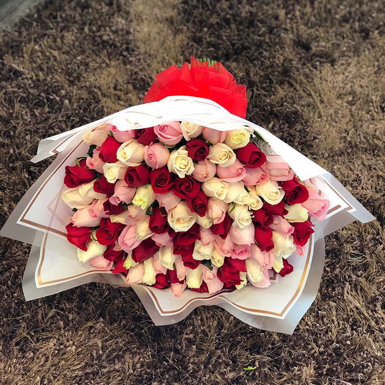 Maxi ramo de 100 rosas rojo , rosita y blanco