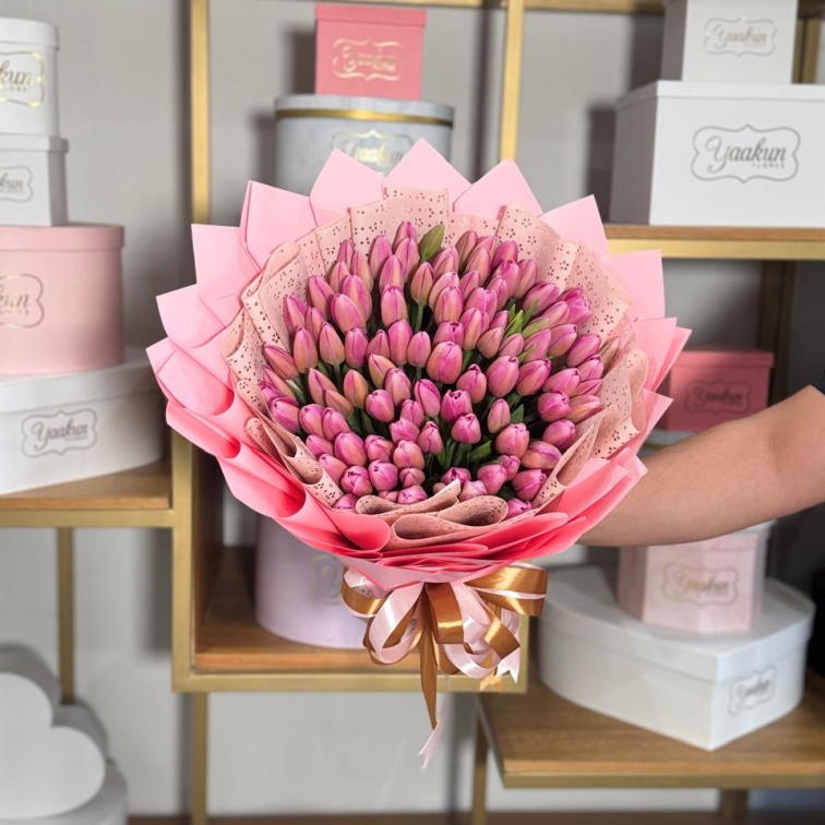 MAXI RAMO DE 100 TULIPANES ROSITAS CON PAPEL COREANO