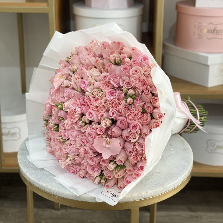 Maxi ramo de 150 rosas rositas, clavel y orquídeas phalenosis rositas