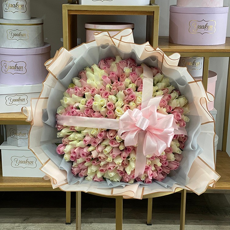 Maxi ramo de 250 rosas blancas y rositas sorpresa en papel coreano