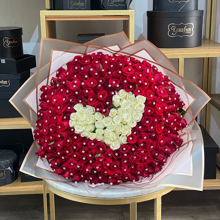 Maxi ramo de 250 rosas rojas corazón blanco al centro decorado con pines y papel celofan
