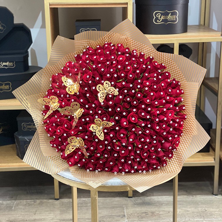 Maxi ramo de 250 rosas rojas y 5 mariposas decorado con pines y papel celofan