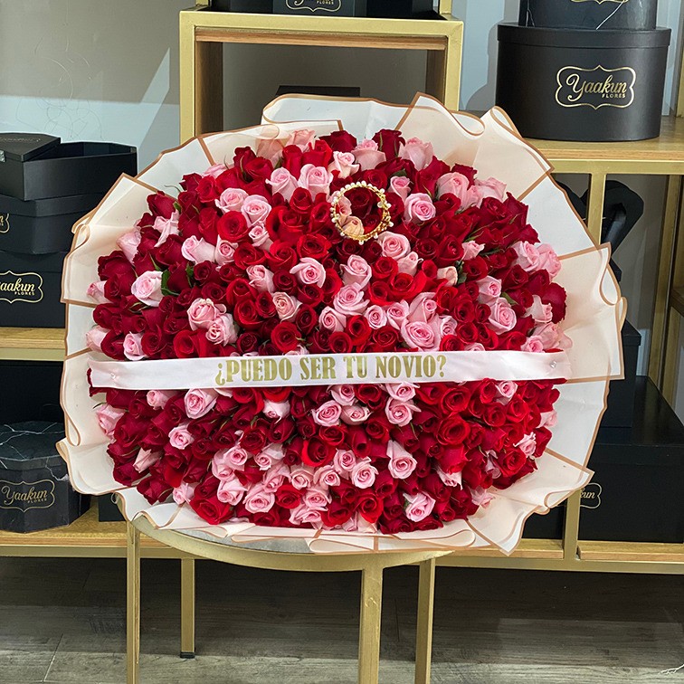 Maxi ramo de 300 rosas rojas y rositas my queen con papel coreano
