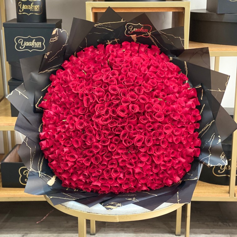 Maxi ramo de 400 rosas rojas con papel coreano
