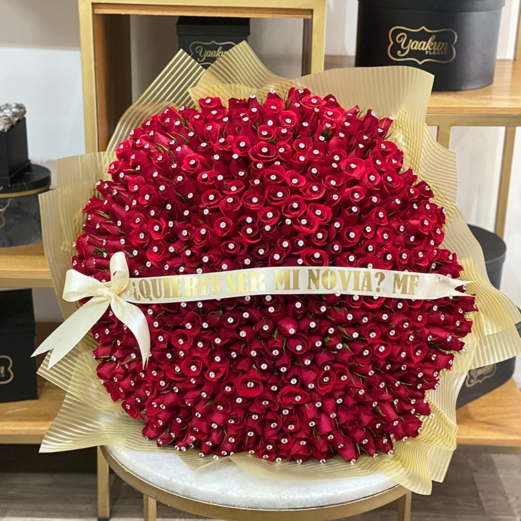 Maxi ramo de 400 rosas rojas con pines papeles y listón