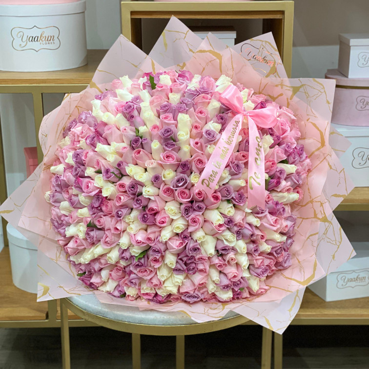 MAXI RAMO DE 400 ROSAS ROSAS LILAS Y BLANCAS CON PAPEL COREANO