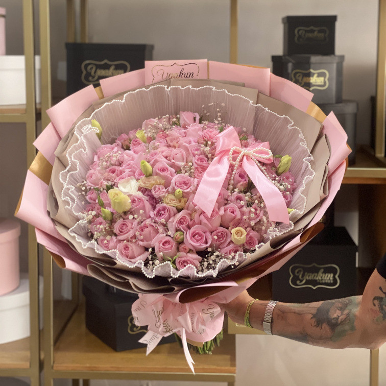 Maxi ramo de 75 rosas rositas, lisianthus, clavel