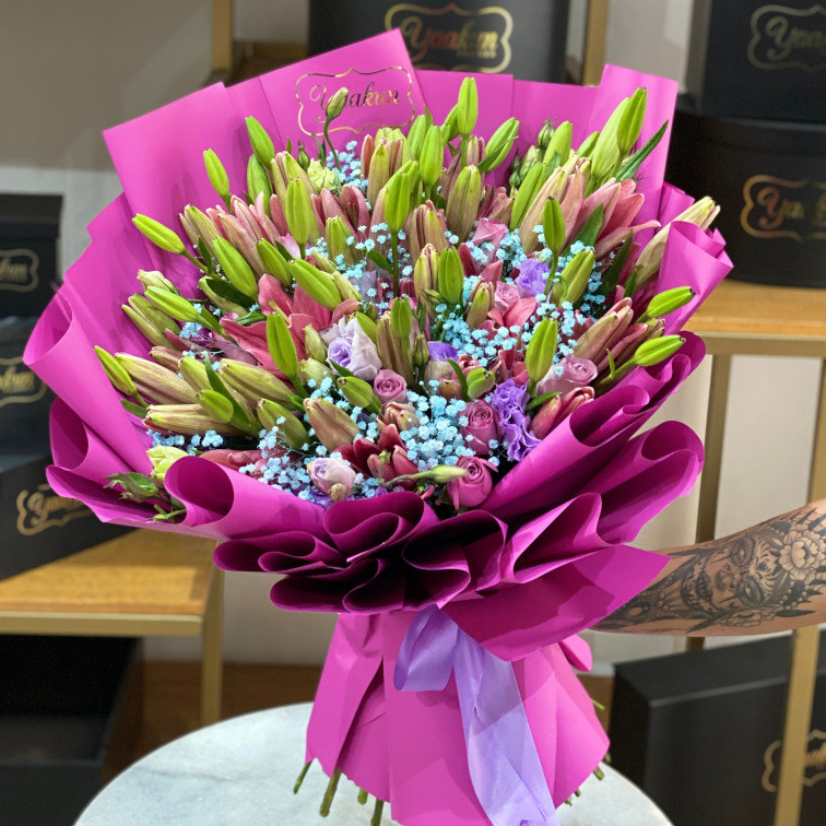 Maxi ramo de lilis tintas con gypso 24 rosas y toques de lisianthus lila