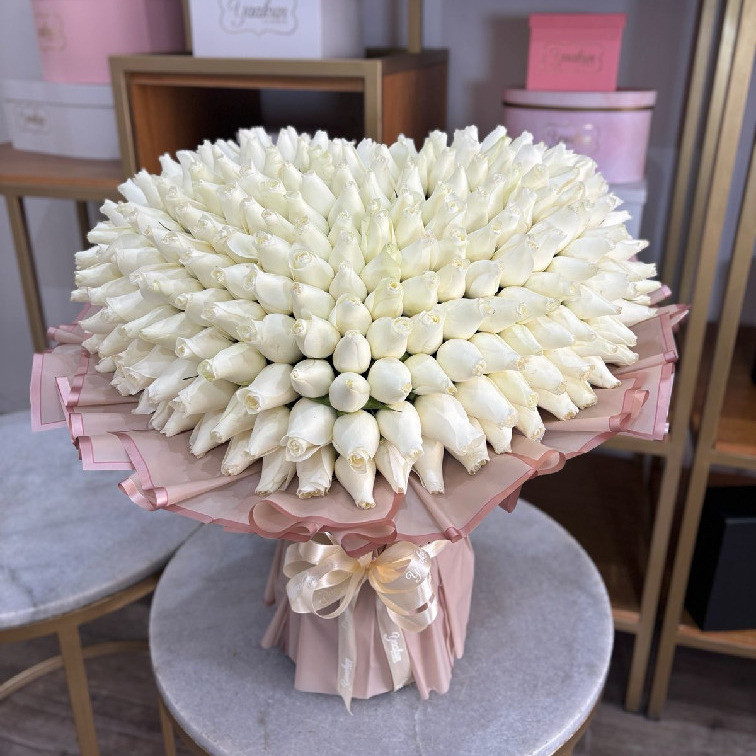 MAXI RAMO EN FORMA DE CORAZÓN CON 300 ROSAS BLANCAS