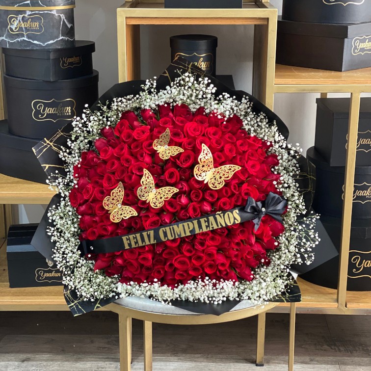 Maxi ramo sorpresa con 250 rosas rojas, toques de gypso y 4 mariposas en papel celofán negro