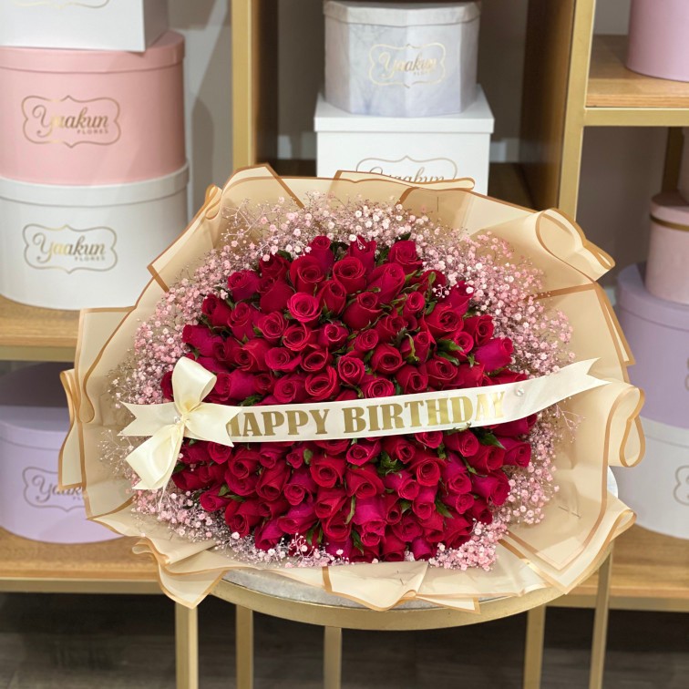 Maxi ramo sorpresa de 100 rosas fucsias y gypso rosita con papel coreano