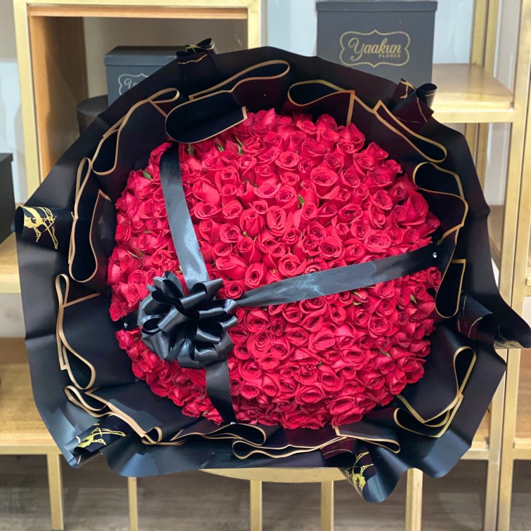 Maxi ramo sorpresa de 300 rosas rojas, papel negro