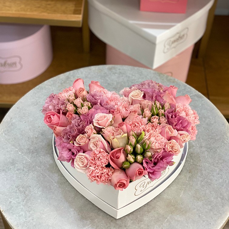 Mini caja blanca de corazón 25 rosas y flores en tonos rositas