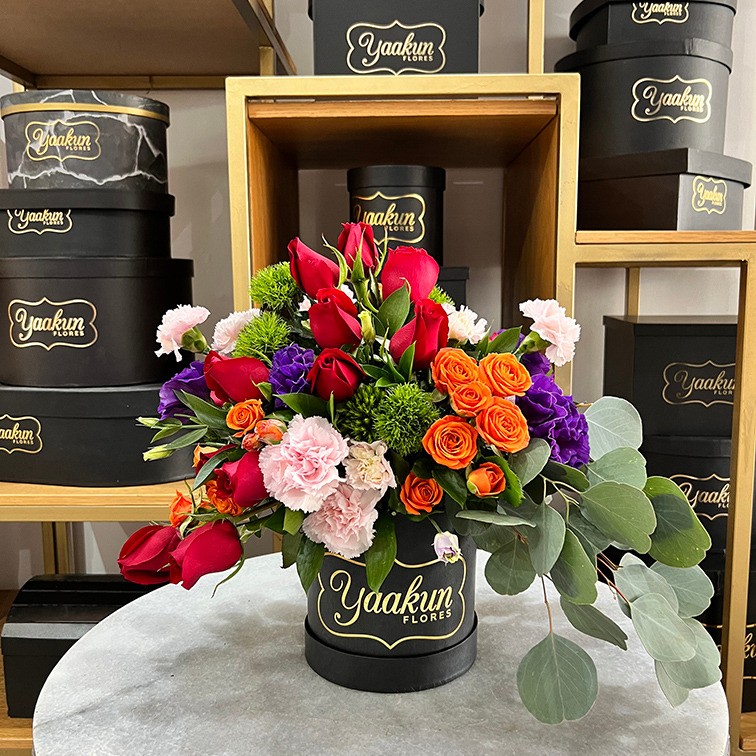 MINI CAJA CIRCULAR NEGRA CON 20 ROSAS,BABY ROSE,CLAVEL Y FOLLAJES FINOS