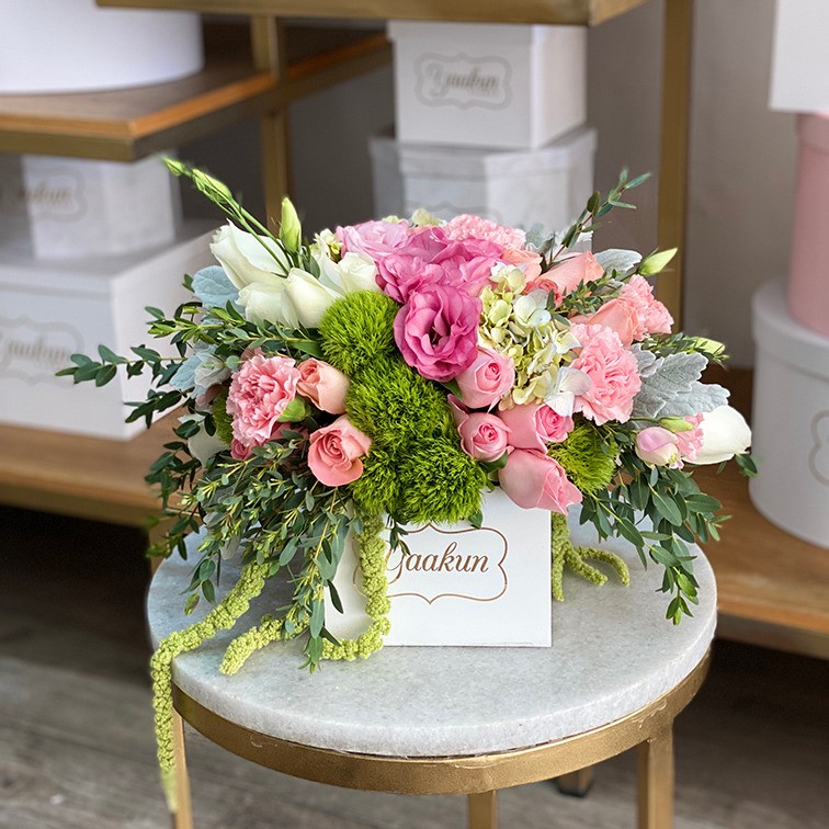 Mini caja cuadrada blanca con flores finas en tonos rositas y blancos